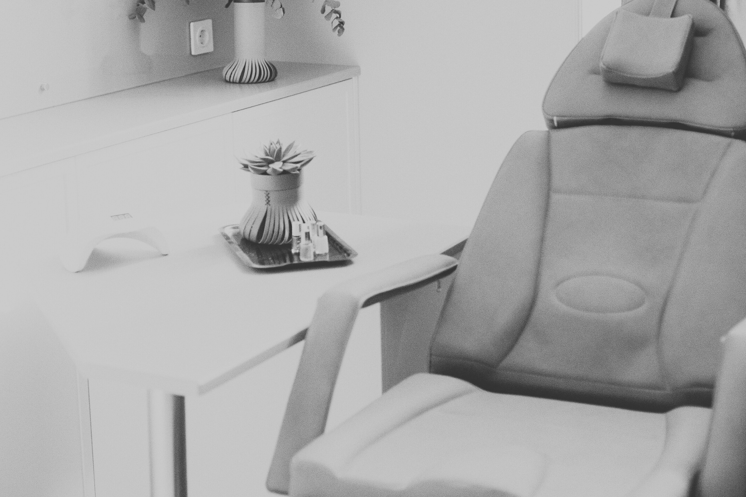 Elektryczny czy hydrauliczny fotel kosmetyczny - co lepiej sprawdzi się w Twoim salonie?