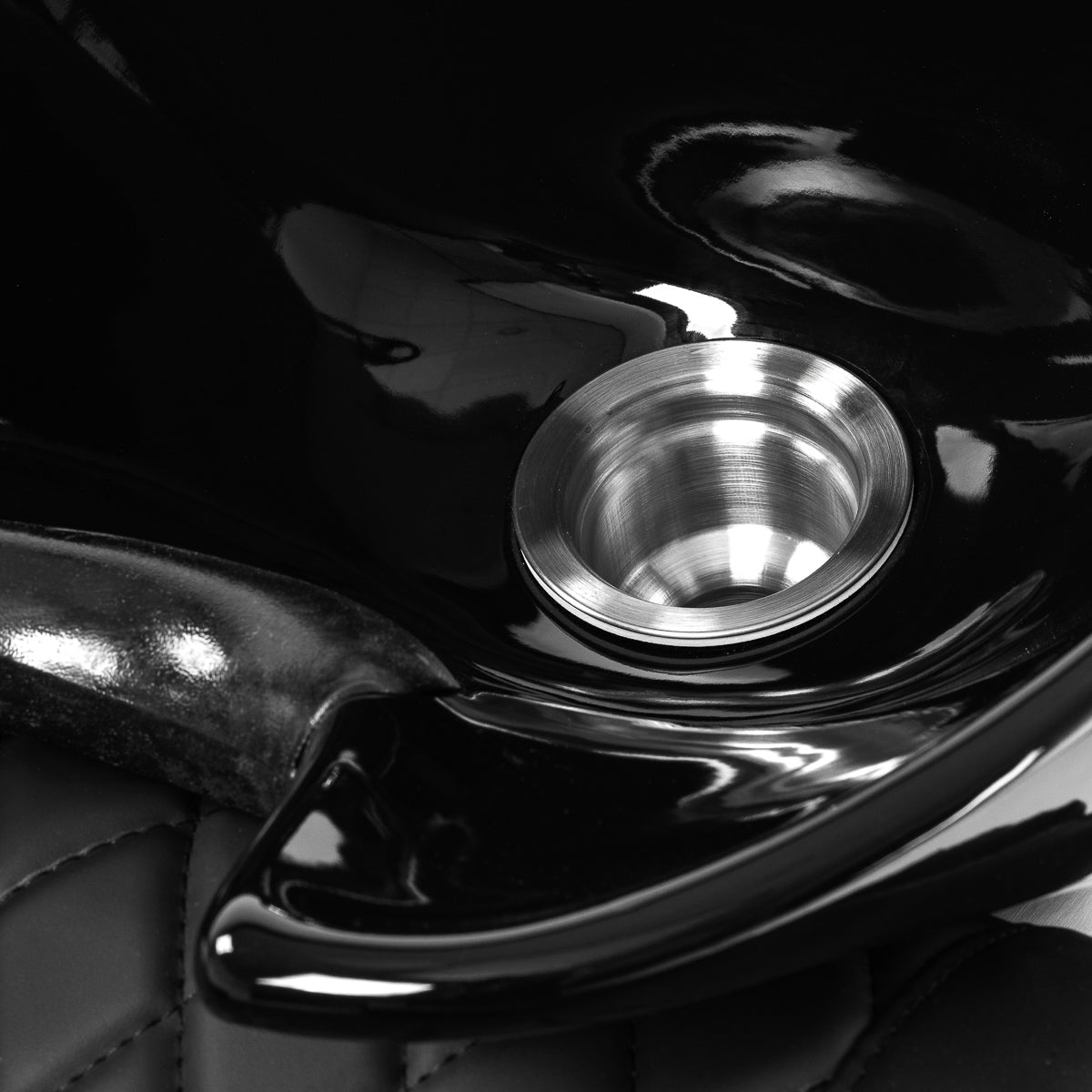 Czarna misa ceramiczna z armatura widok z boku