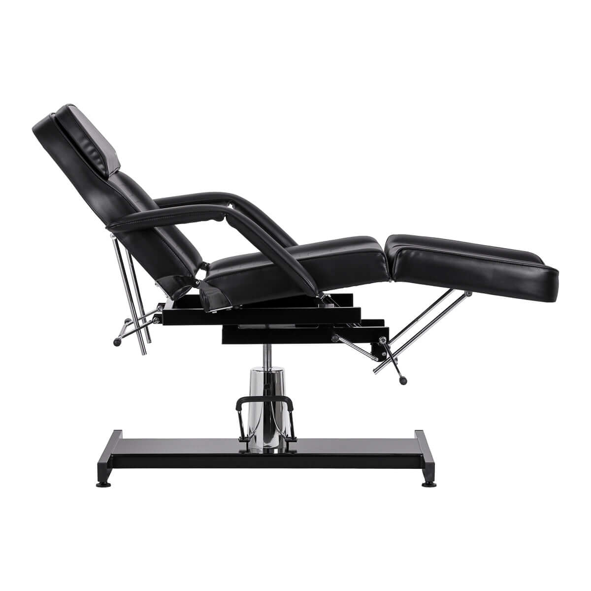 Fotel kosmetyczny hydrauliczny do pedicure Sillon 210 z kołyską i dzielonym podnóżkiem czarny w pozycji leżącej.