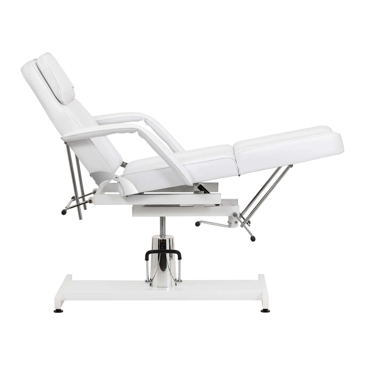 Fotel kosmetyczny hydrauliczny do pedicure Sillon 210 z kołyską i dzielonym podnóżkiem biały w pozycji leżącej.